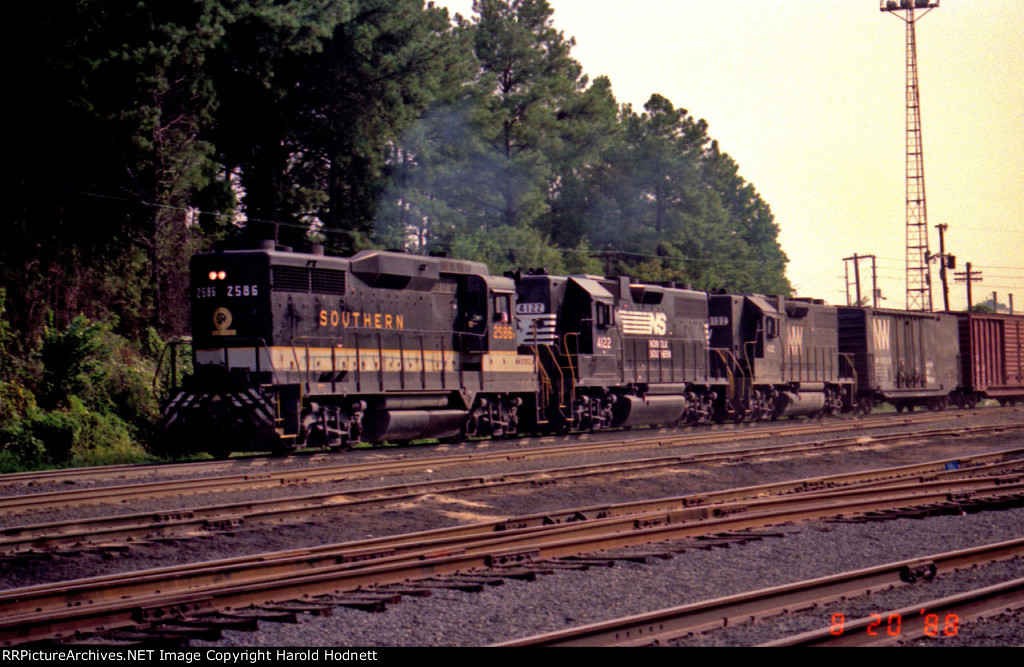 SOU 2586 leads NS 4122 and NW 4102 on a switching move